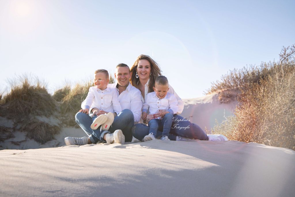 Strand shoot met gezin gemaakt door Daphne's fotografie